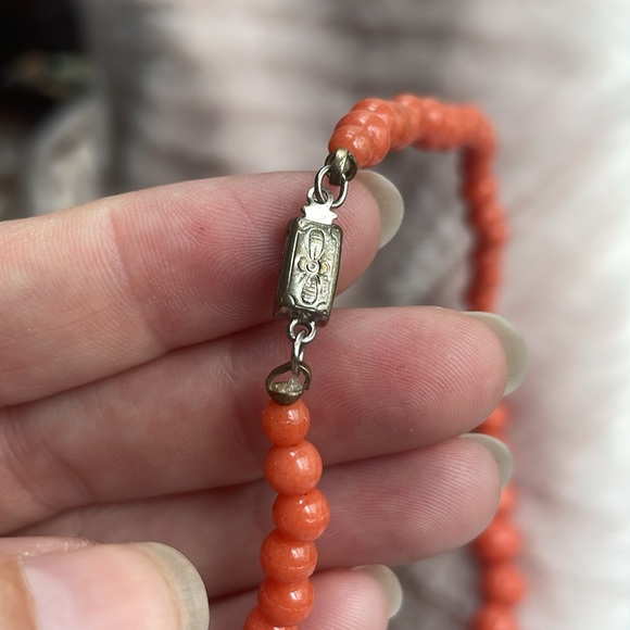 VINTAGE SPECKLED FAUX CORAL GLASS GRADUATED NECKLACE - Picture 6 of 13